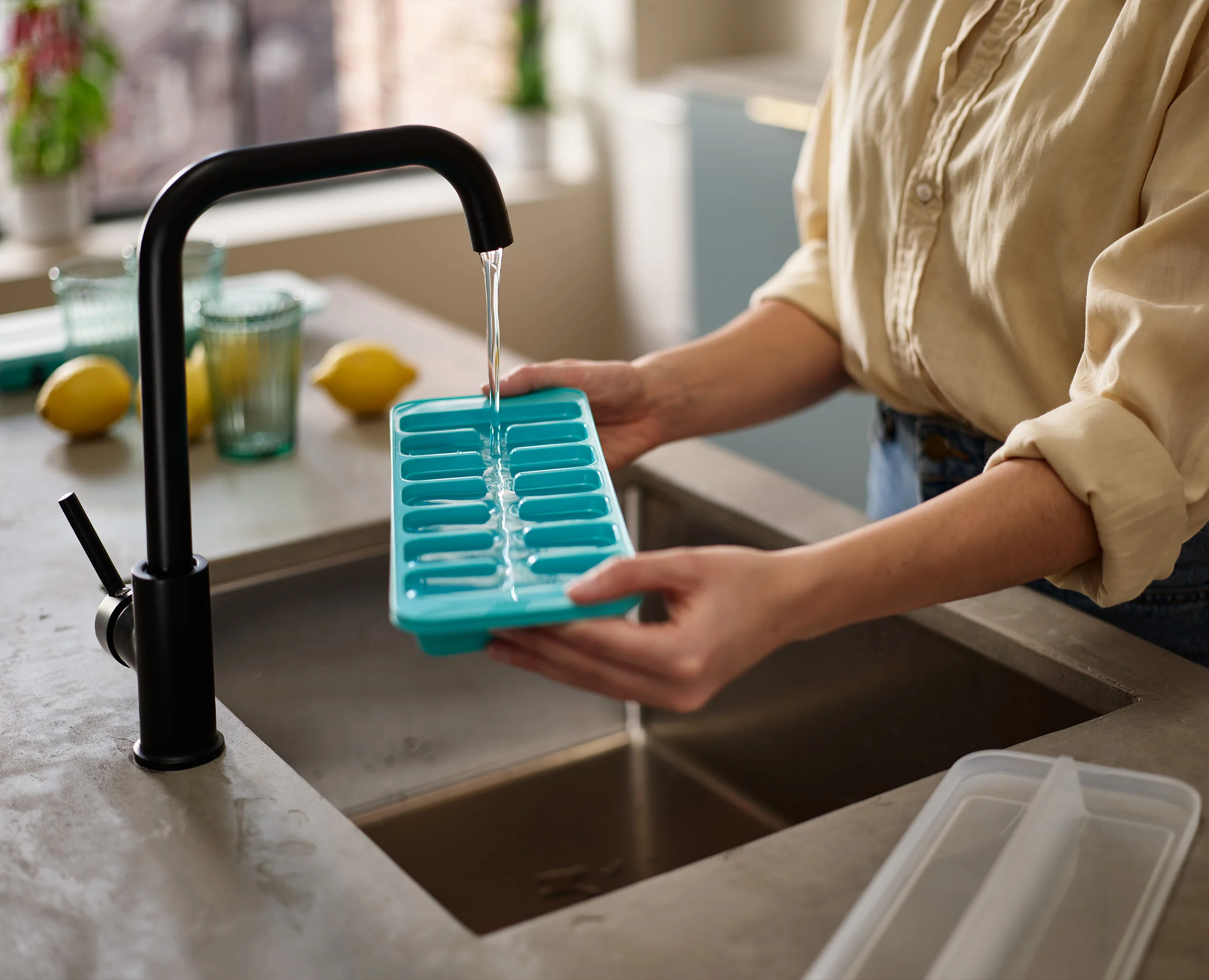 Joseph Joseph Flow Easy-fill Blue Ice-cube Trays, Blue - Image 4