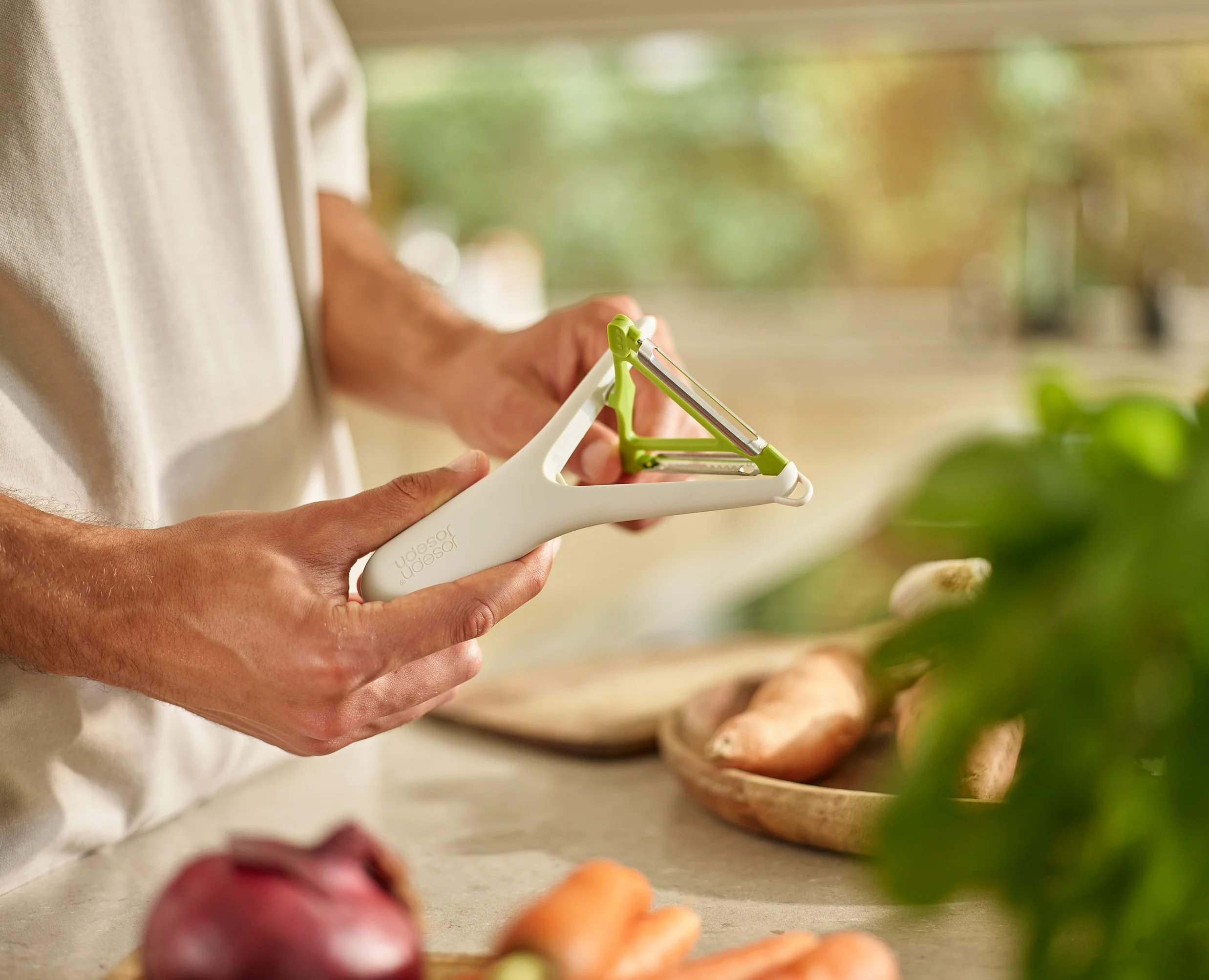 Joseph Joseph Switch 2-in-1 Peeler, White Green - Image 2