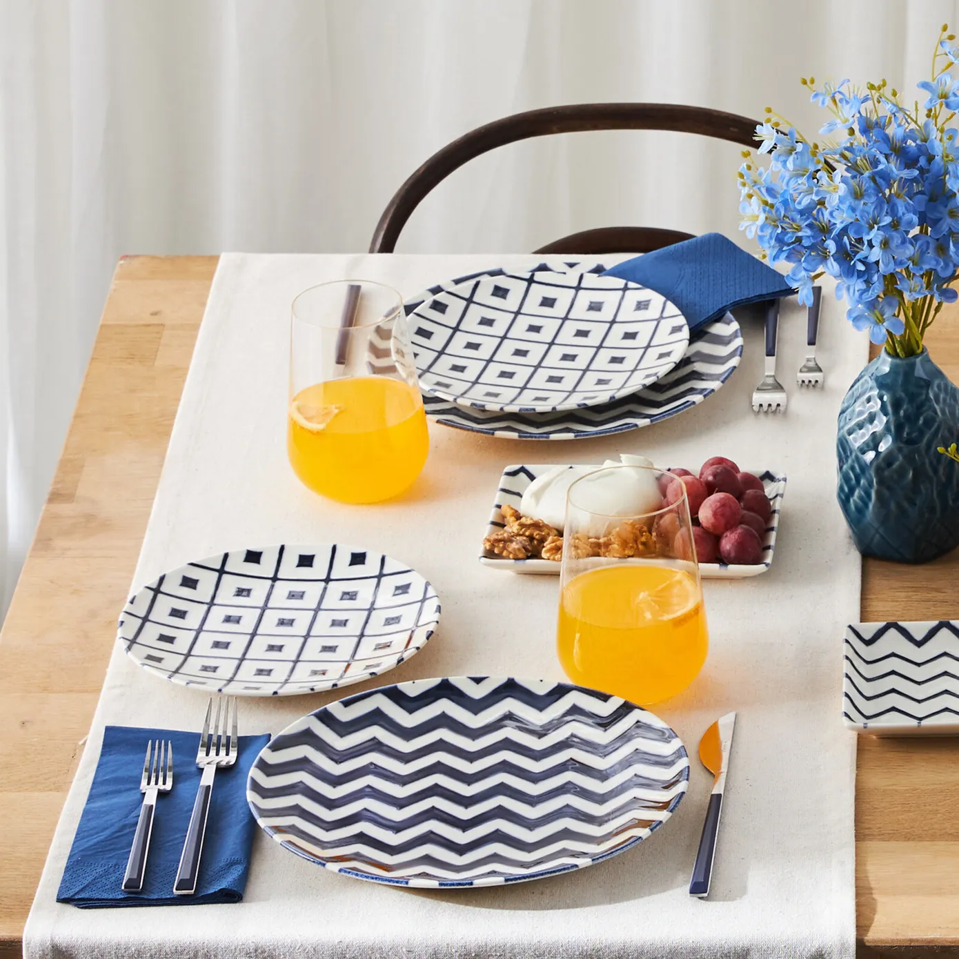 Karaca Forever Bone China Bettoni 18-Piece Serveware Set for 6 People, White Navy Blue - Image 3