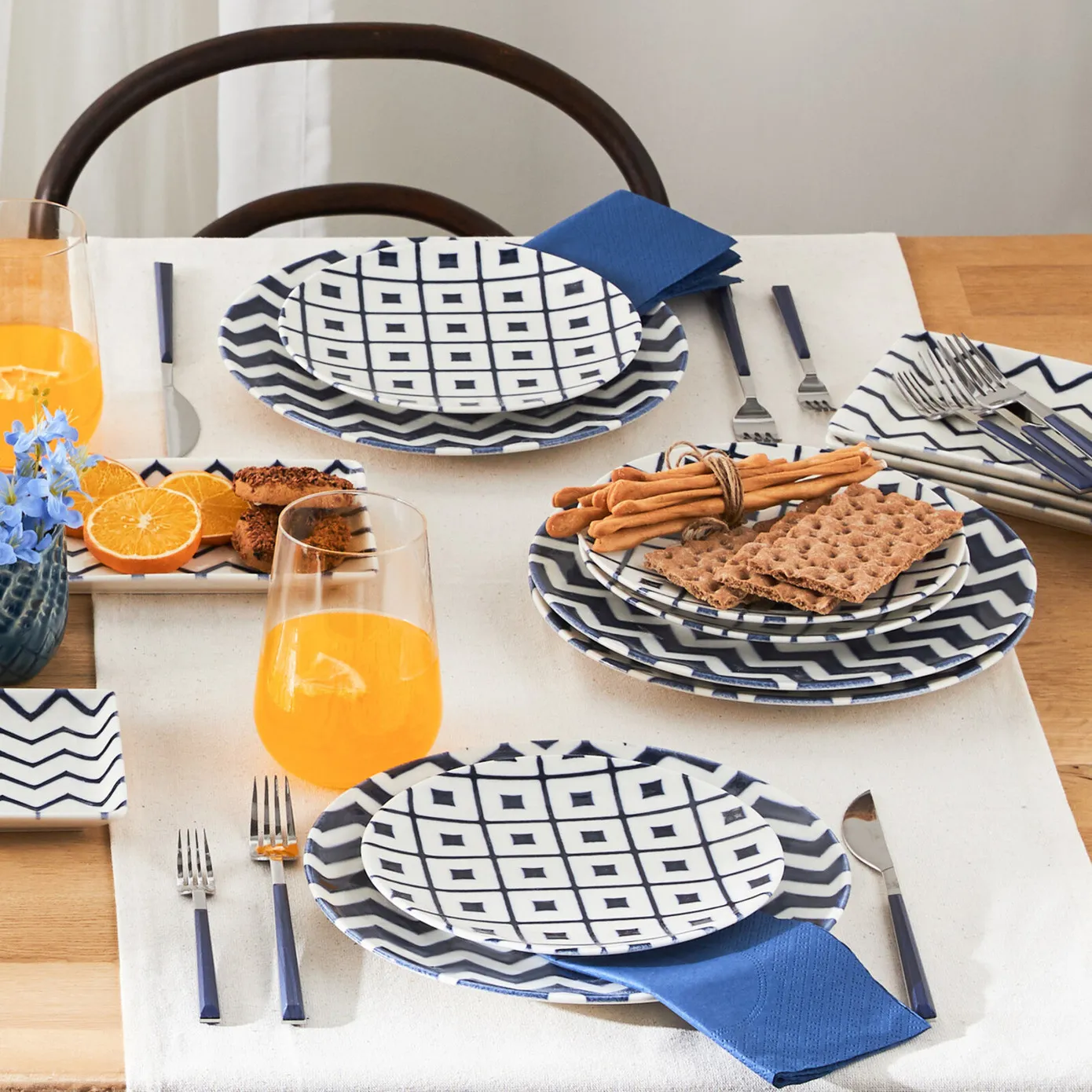 Karaca Forever Bone China Bettoni 18-Piece Serveware Set for 6 People, White Navy Blue - Image 4