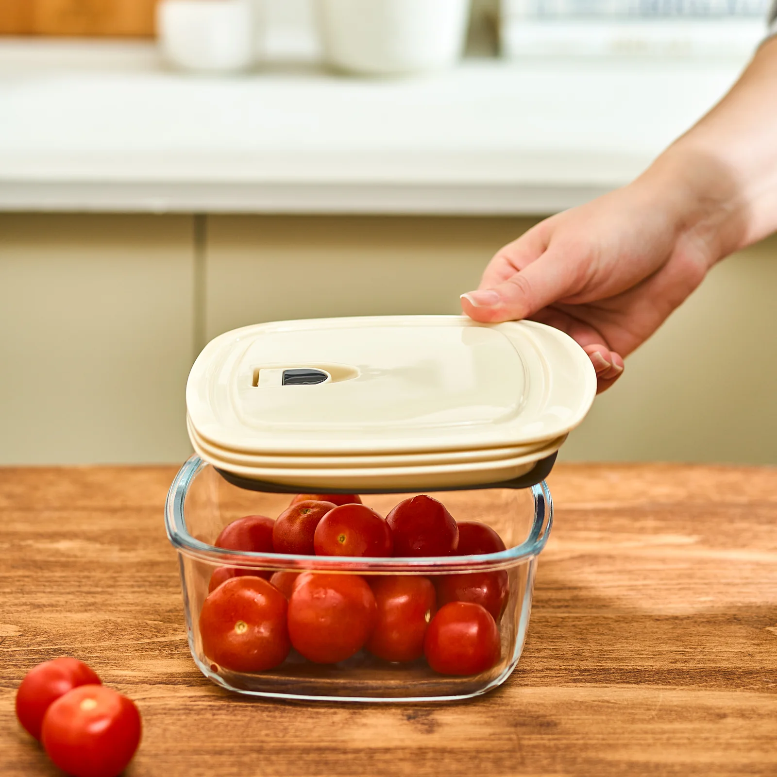 Karaca Cream Vacuum Storage Container, 0.9L - Image 3