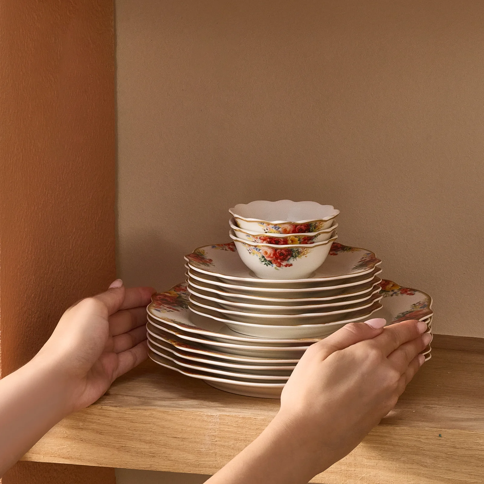 Karaca Bone China Amarose 26-Piece Serveware Set for 6 People, Gold - Image 11