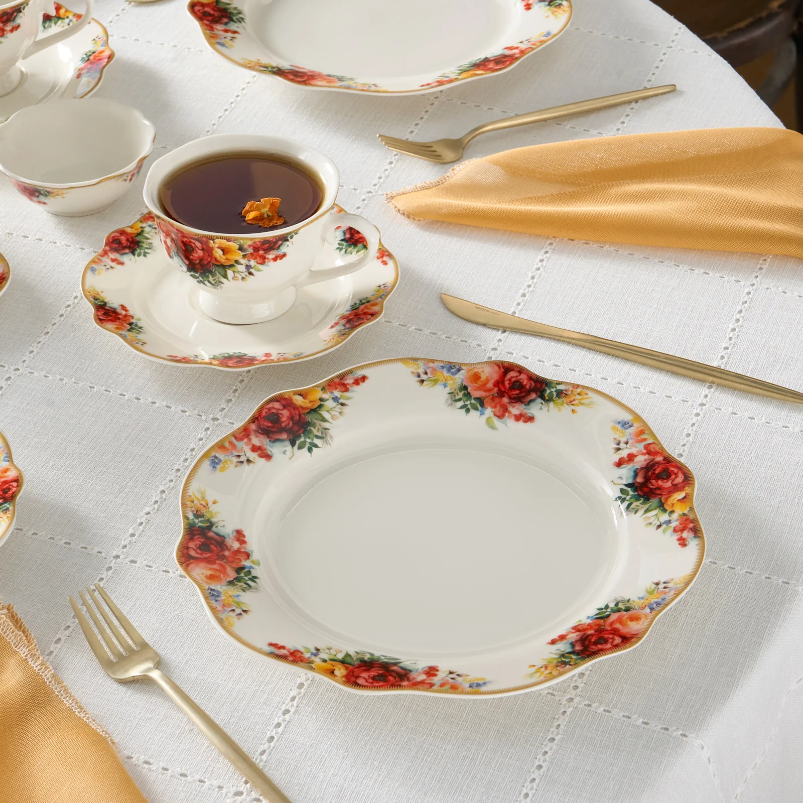 Karaca Bone China Amarose 26-Piece Serveware Set for 6 People, Gold - Image 4