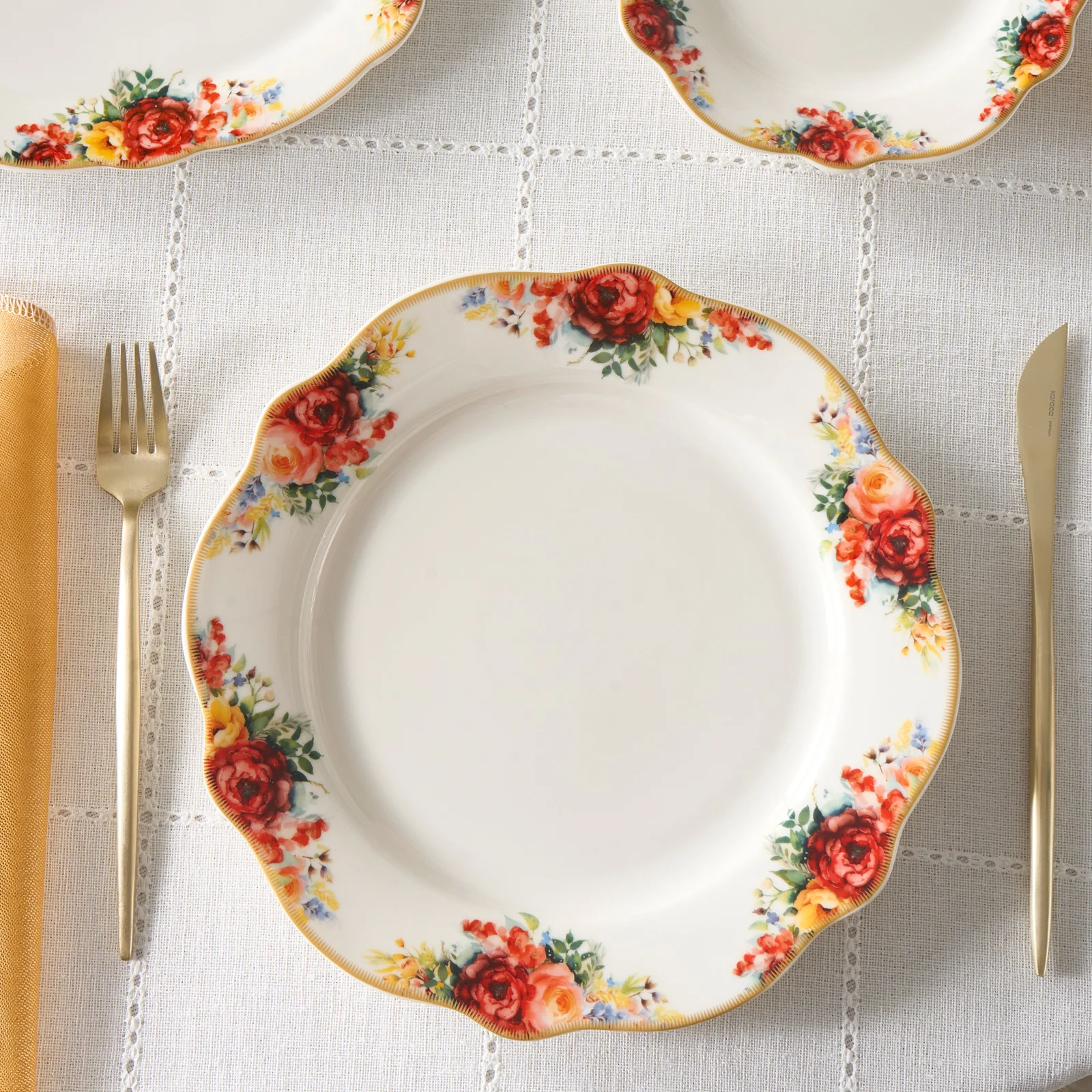Karaca Bone China Amarose 26-Piece Serveware Set for 6 People, Gold - Image 5