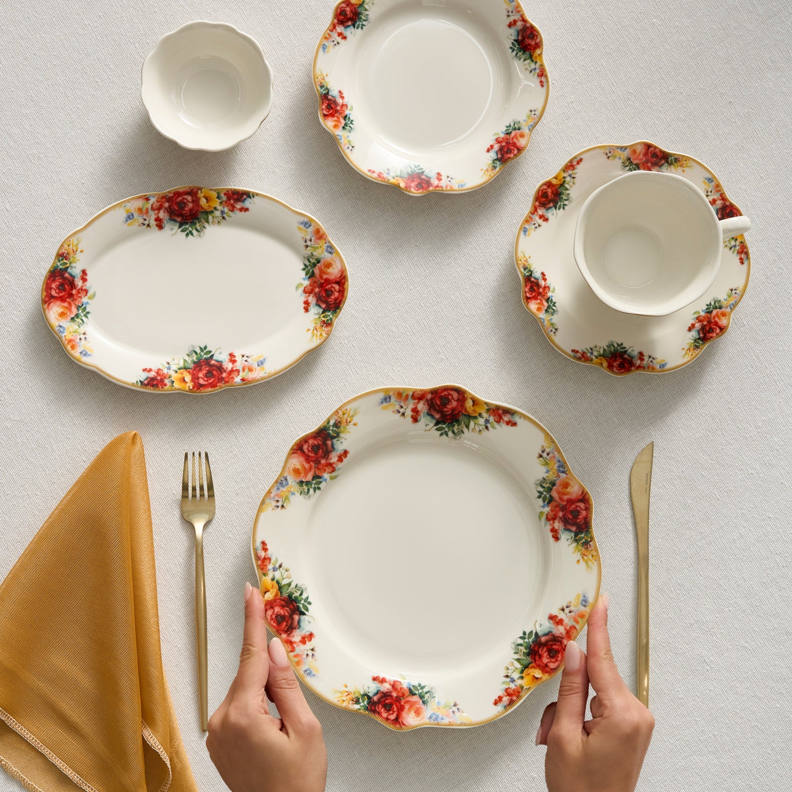 Karaca Bone China Amarose 26-Piece Serveware Set for 6 People, Gold - Image 7