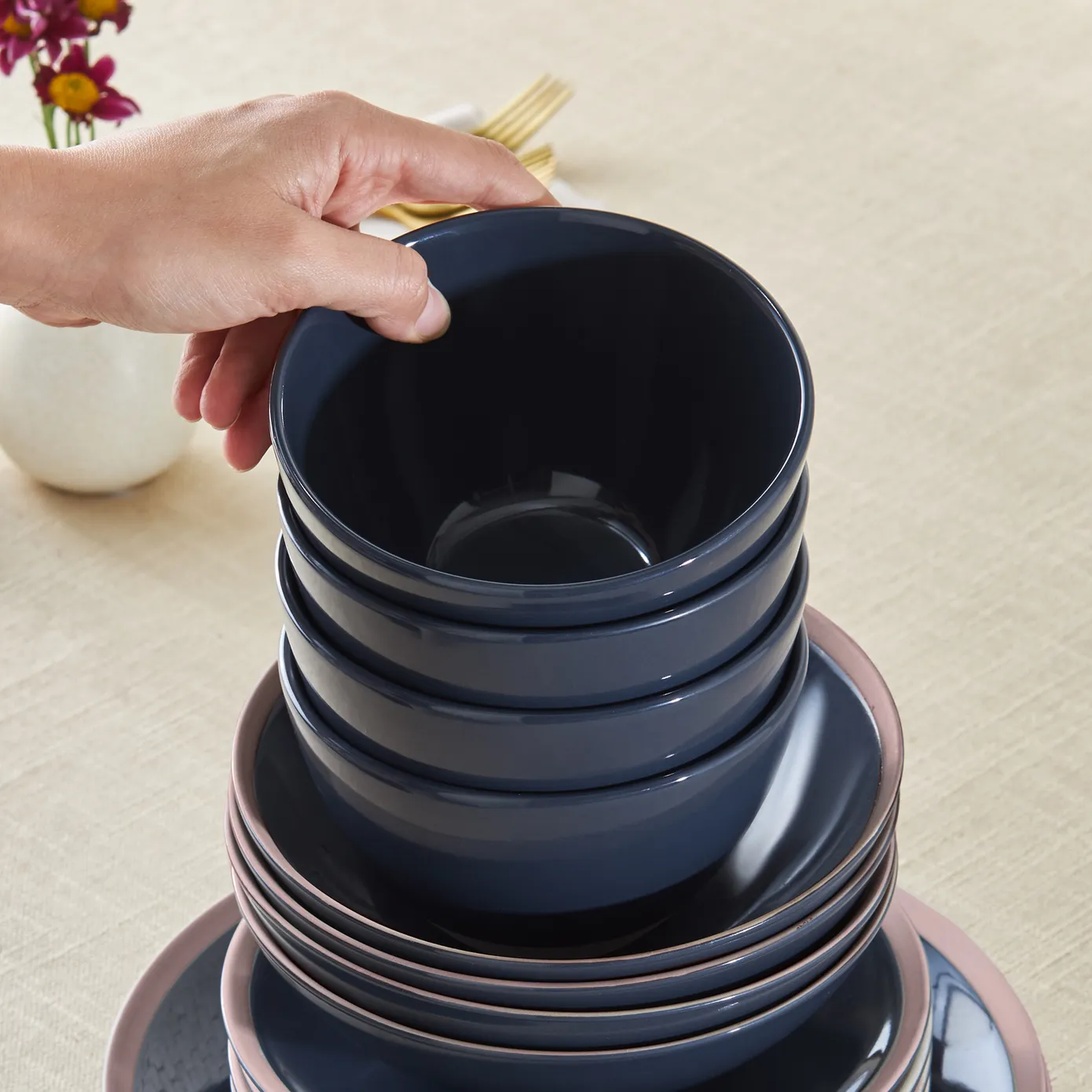 Karaca Hamburg 16-Piece Stoneware Dinner Set for 4 People, Black Multi - Image 10