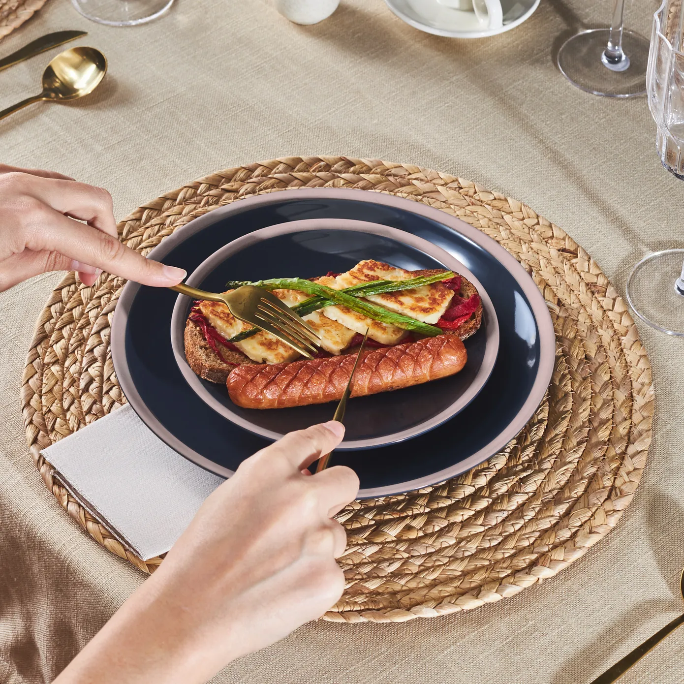 Karaca Hamburg 16-Piece Stoneware Dinner Set for 4 People, Black Multi - Image 6