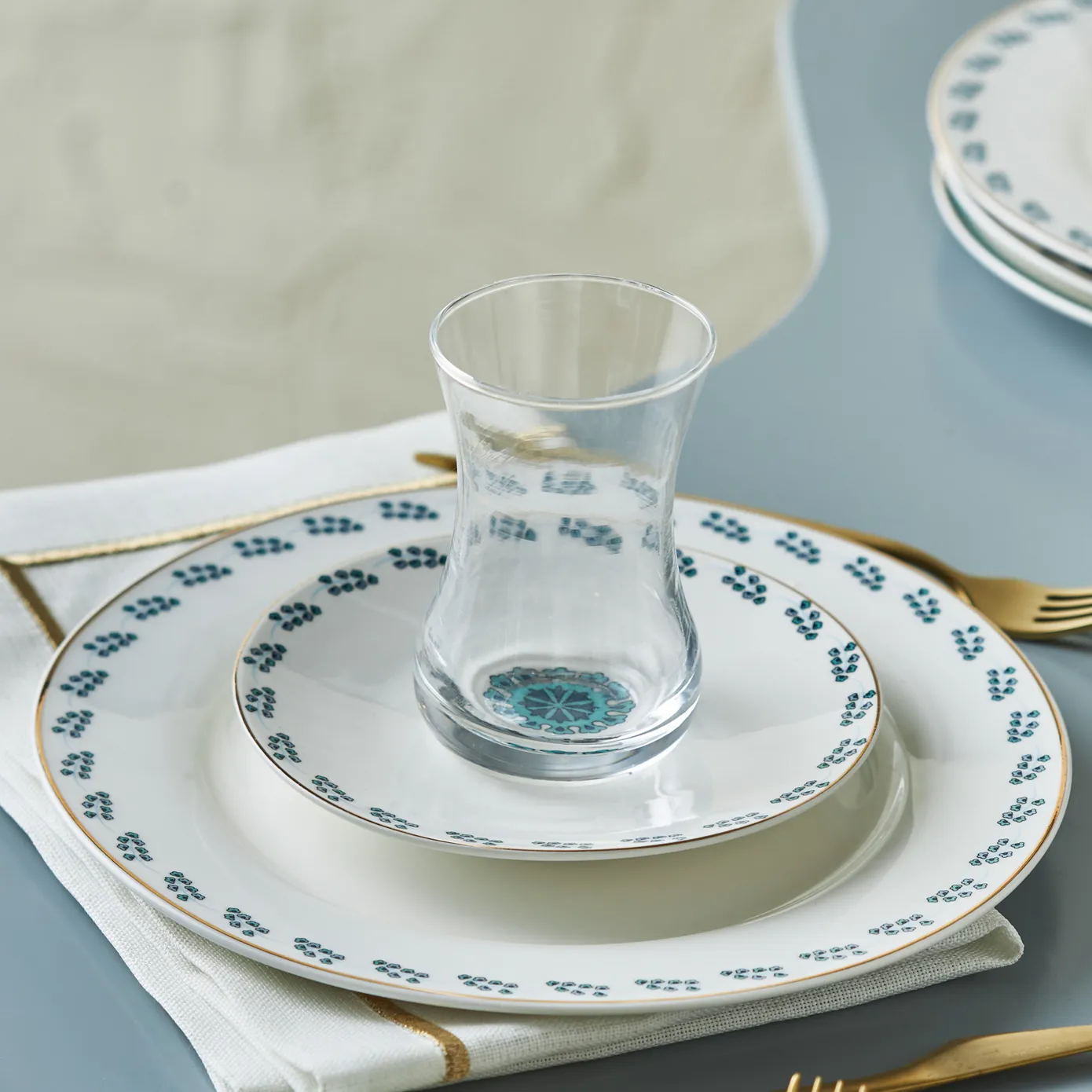 Karaca iznik 18 Piece Porcelain Serveware Set for 6 People, 19cm, White Multi - Image 4