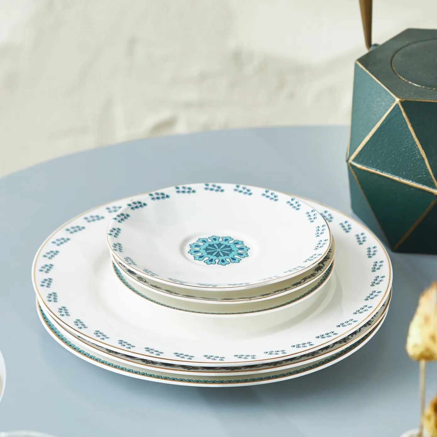 Karaca iznik 18 Piece Porcelain Serveware Set for 6 People, 19cm, White Multi - Image 6