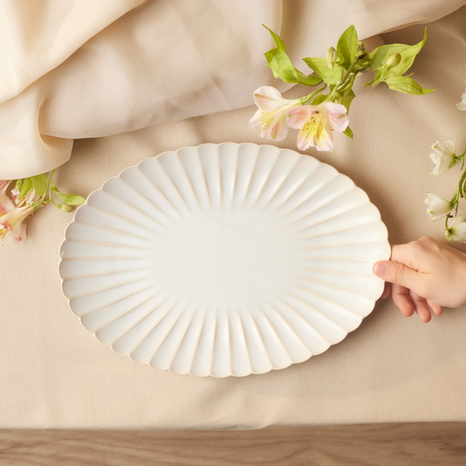 Karaca New Daisy Oval Stoneware Serving Platter, 36cm, White - Image 2