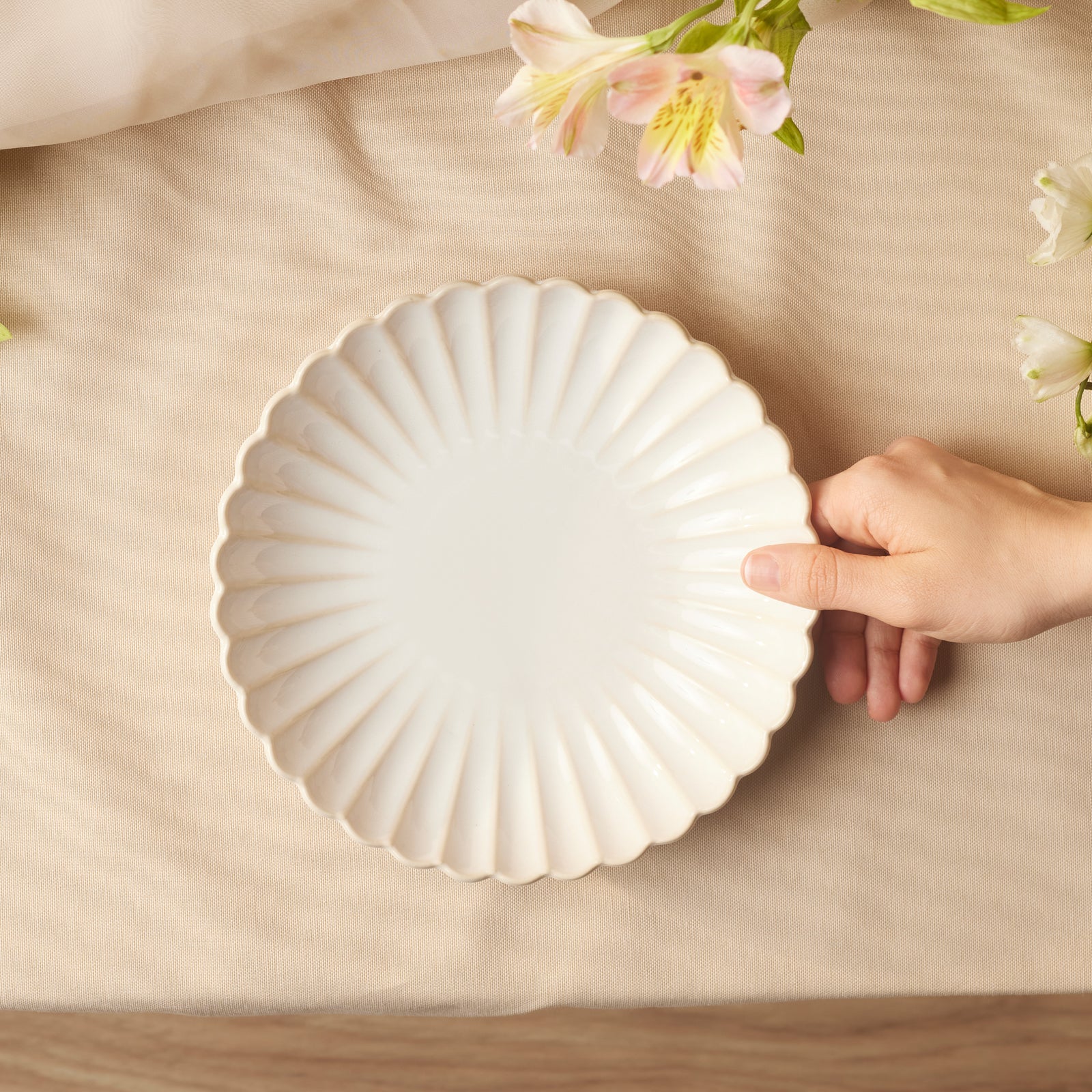 Karaca New Daisy Stoneware Pasta Bowl, 22,5cm, White - Image 2