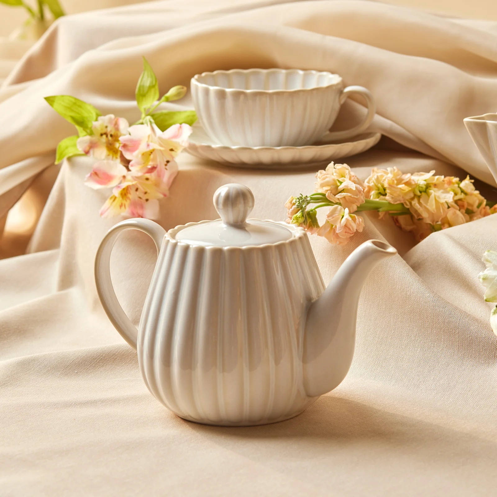Karaca New Daisy Stoneware Teapot, 550ml, White - Image 4