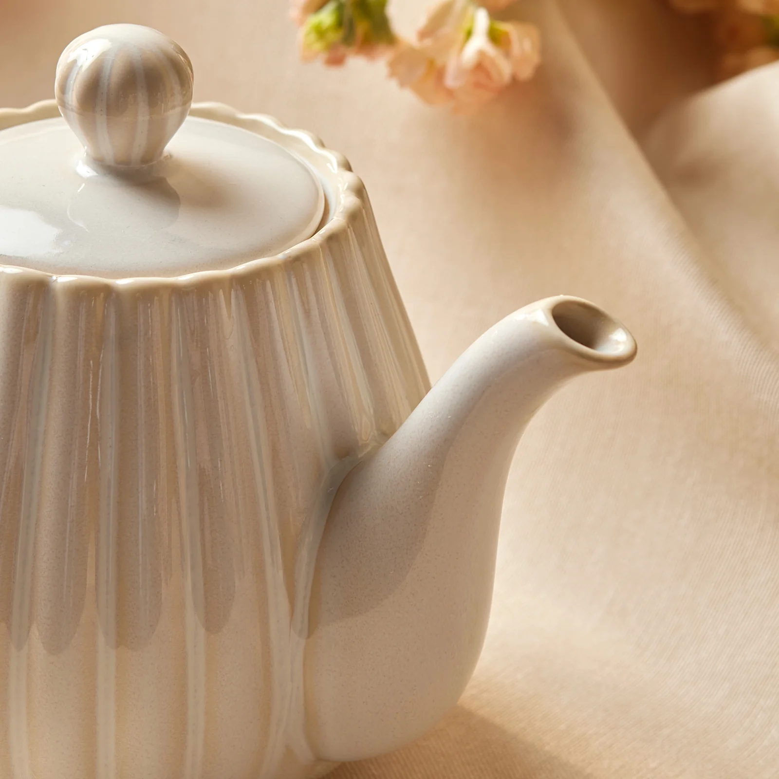 Karaca New Daisy Stoneware Teapot, 550ml, White - Image 5