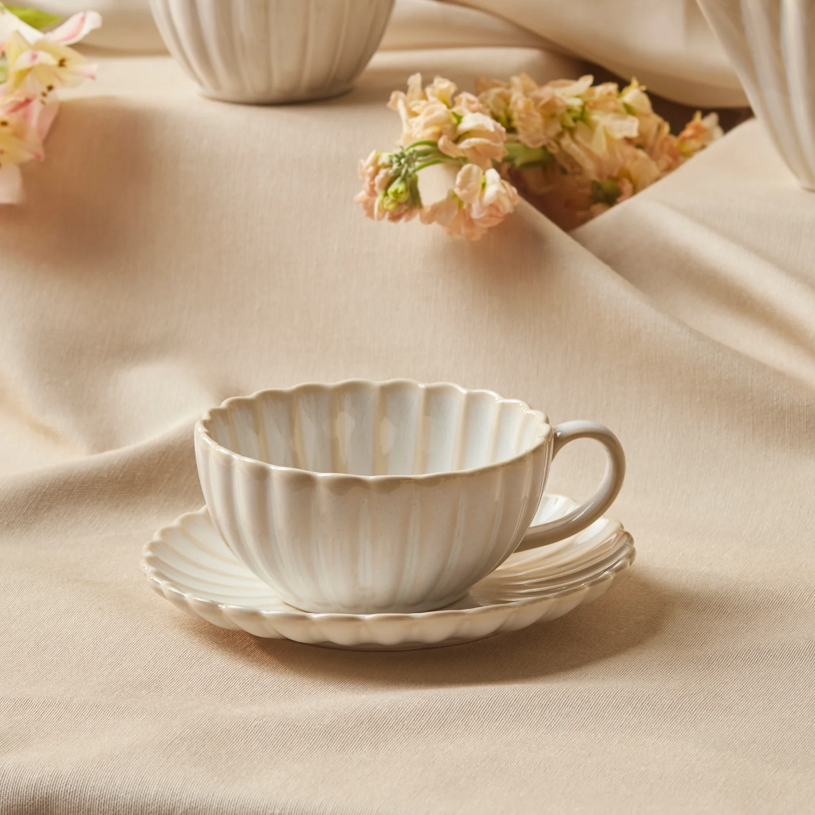 Karaca New Daisy Stoneware Glass Tea Cup and Saucer, 250ml, White