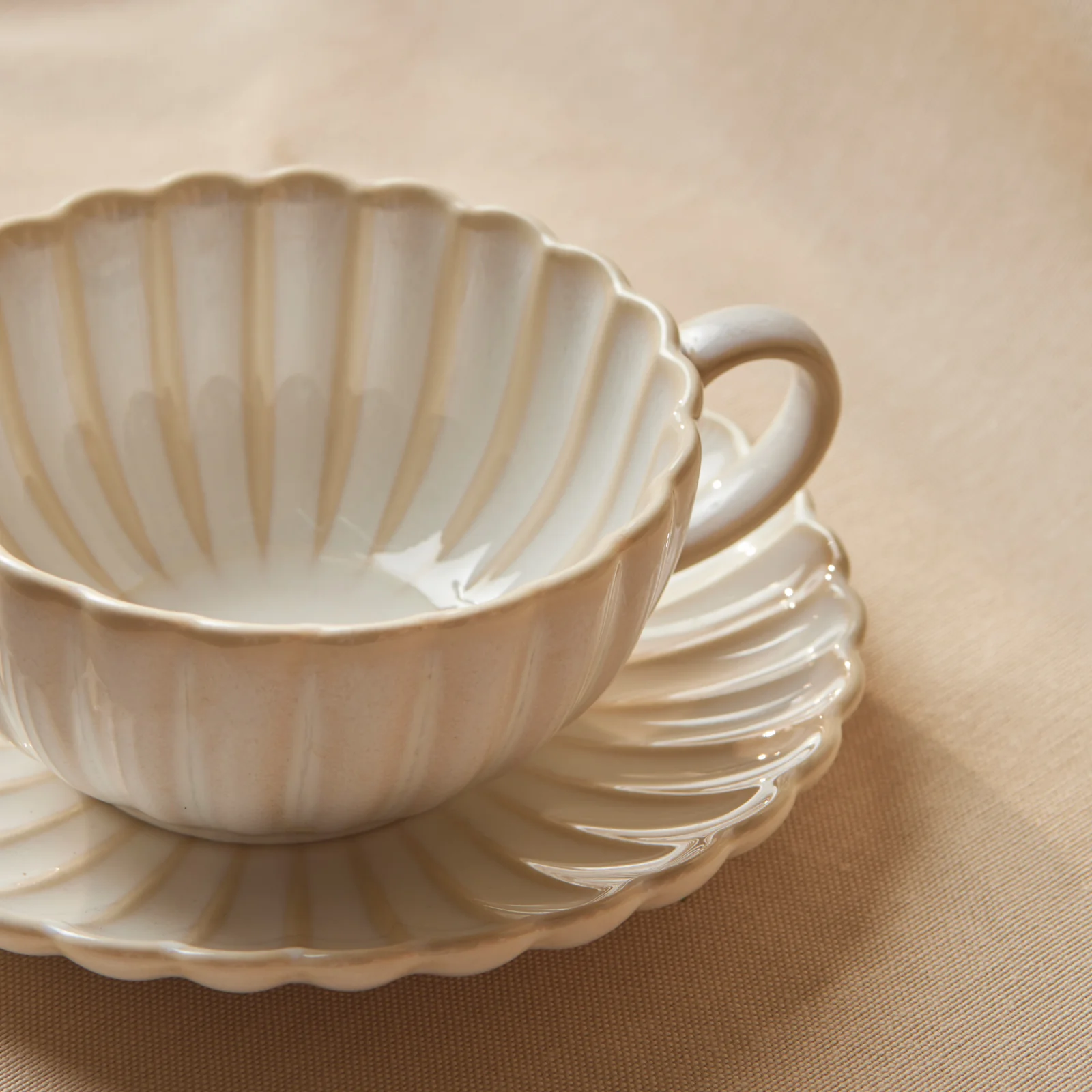Karaca New Daisy Stoneware Glass Tea Cup and Saucer, 250ml, White - Image 5