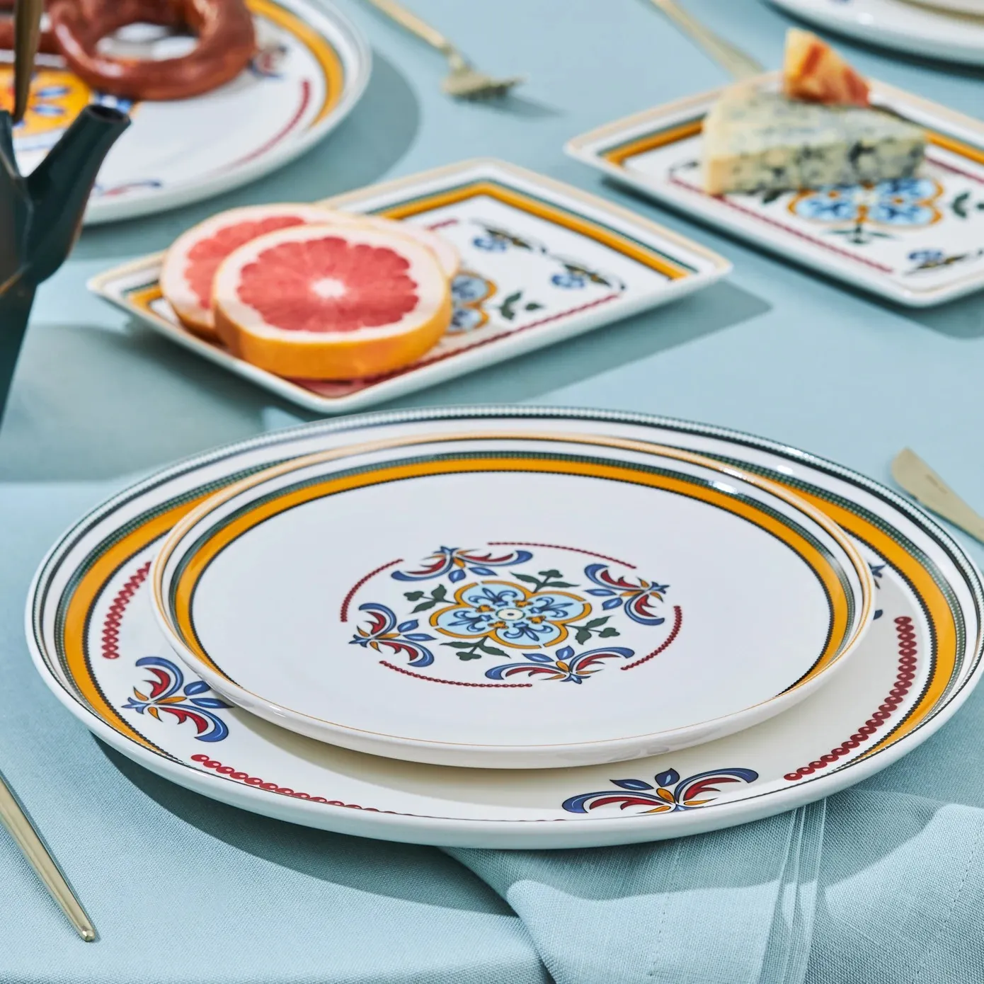 Karaca Positano 18-Piece Bone China Serveware Set for 6 People, Platinum - Image 3