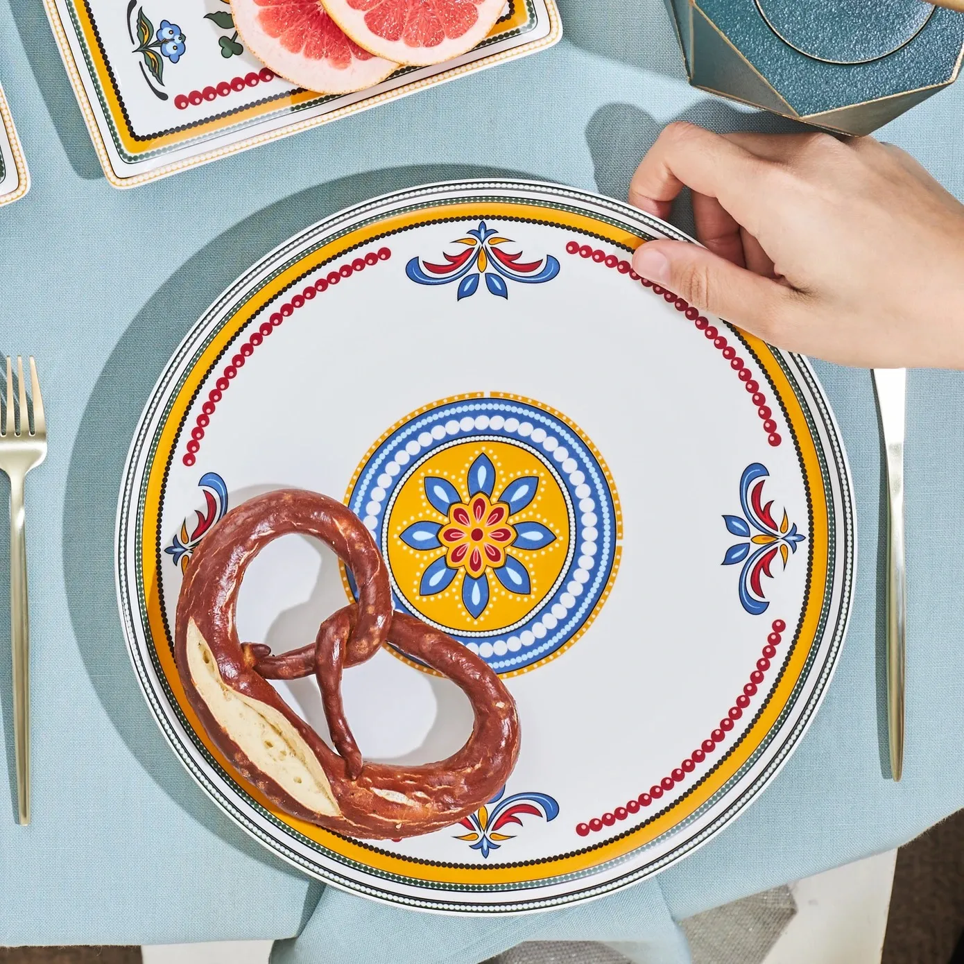 Karaca Positano 18-Piece Bone China Serveware Set for 6 People, Platinum - Image 8