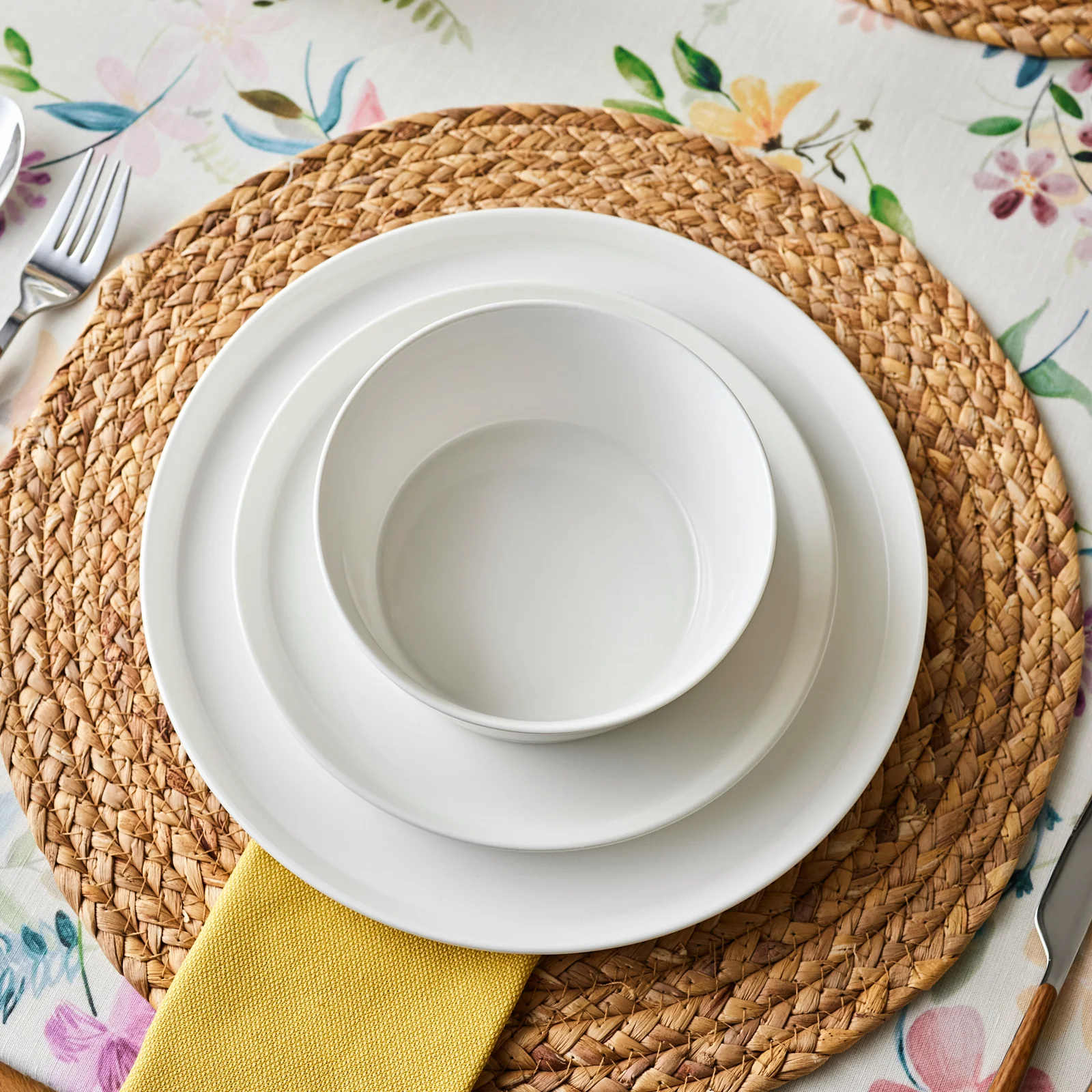 Karaca Salvare 18-Piece Bone China Dinner Set for 6 People, White - Image 6