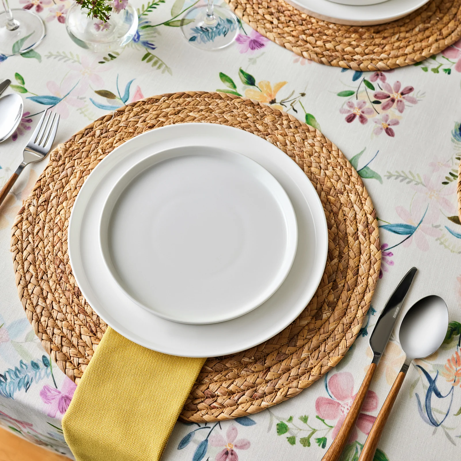 Karaca Salvare 18-Piece Bone China Dinner Set for 6 People, White - Image 7