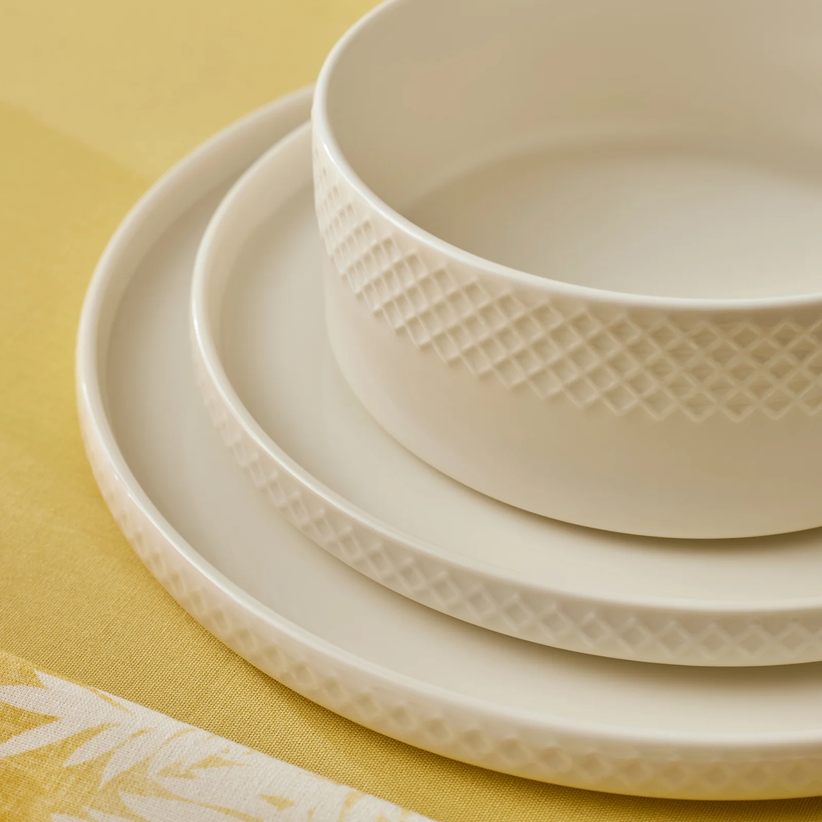 Karaca Salvare Diamond 18-Piece Bone China Dinner Set for 6 People, White - Image 10