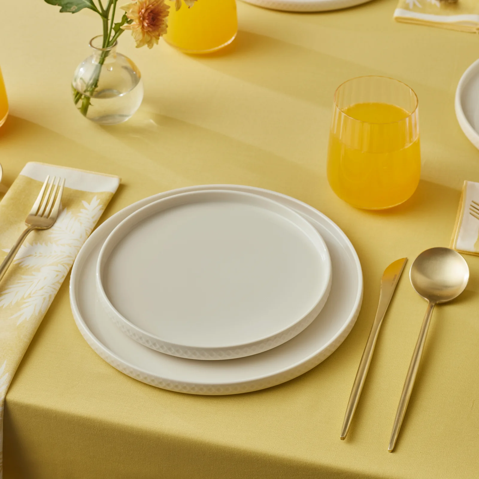Karaca Salvare Diamond 18-Piece Bone China Dinner Set for 6 People, White - Image 4