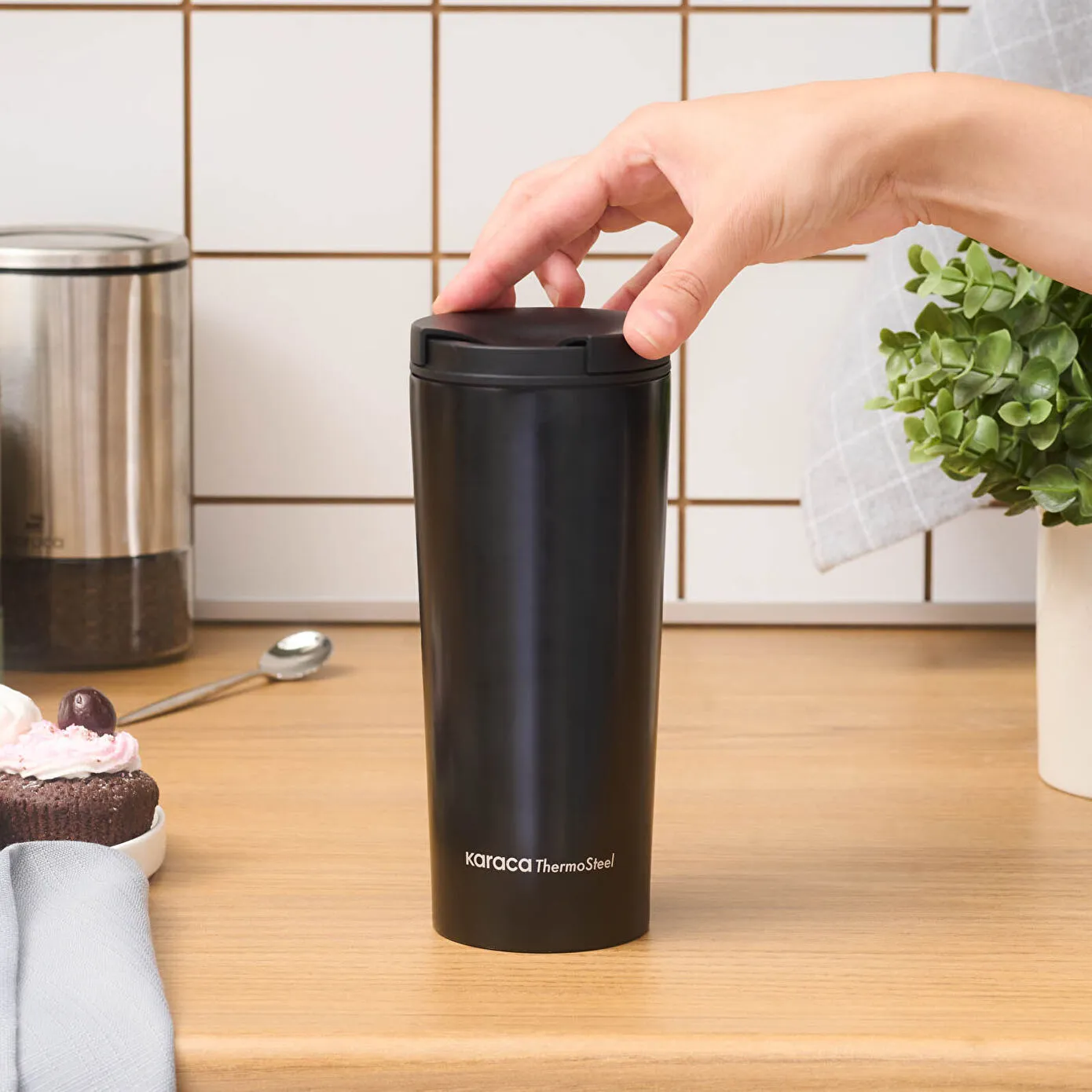 Karaca Sheeny Stainless Steel Leak-Proof Flask, 450ml, Black - Image 2
