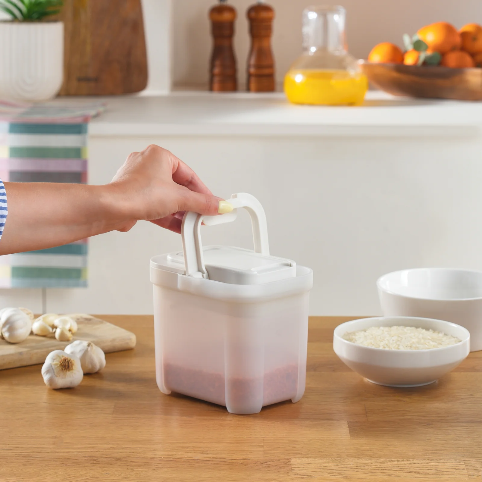 Karaca Spoonsafe Storage Container with Spoon, 1000ml, White - Image 2