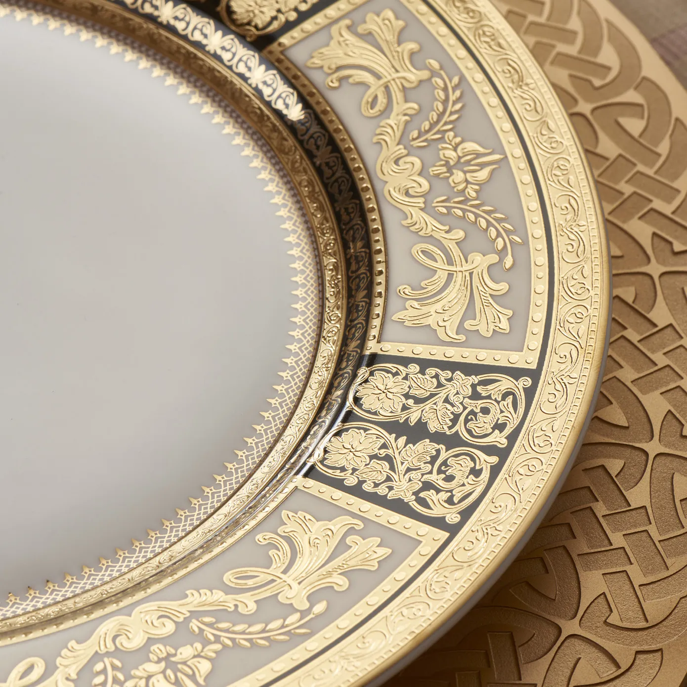 Weimar Friederike Of Hesse-Darmstadt 63-Piece Fine Bone China Dinner Set for 12 People, White Gold - Image 11